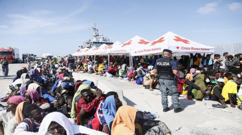 120 قاربا في 24 ساعة.. ما سر انفجار المهاجرين من تونس إلى لامبيدوزا الإيطالية؟
