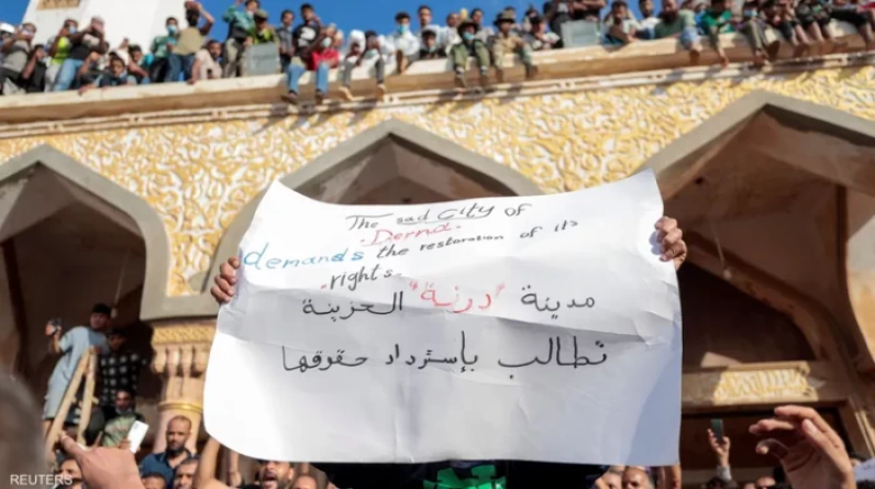 غداة احتجاجات عارمة.. حكومة شرق ليبيا تأمر الصحفيين بمغادرة درنة