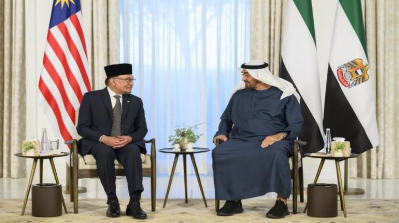 محمد بن زايد يبحث مع رئيس وزراء ماليزيا "تعزيز العلاقات ومسارات التعاون"