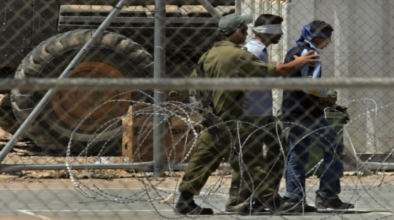 إعلام عبري:قوات الاحتلال تقتحم عدد من سجونها وتعتدى على الأسرى الفلسطينيين