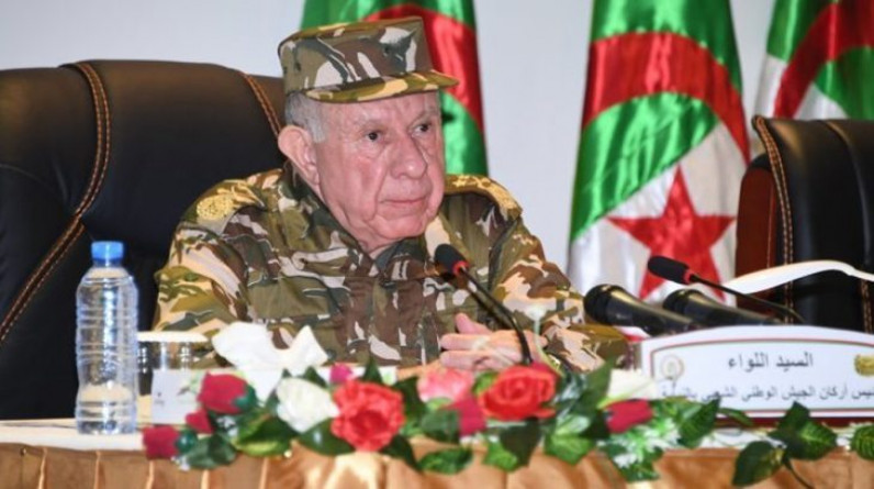 رئيس أركان الجيش الجزائري يشرف على مناورات قرب الحدود المغربية