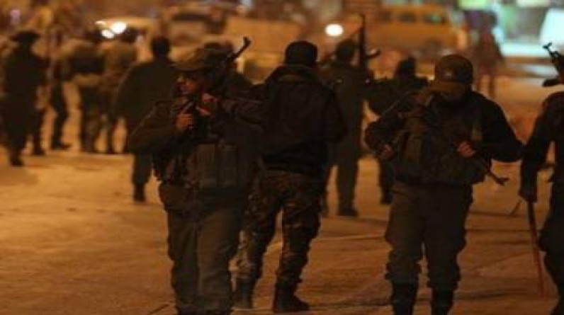عاجل.. اشتباكات مسلحة بين أجهزة الأمن الفلسطينية ومقاومين في مخيم جنين