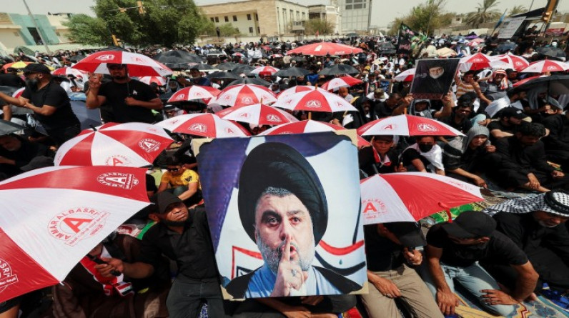 بعد اعتزاله السياسة.. أنصار الصدر يقتحمون القصر الرئاسي والجيش يعلن حظر تجوال ببغداد