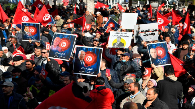 احتجاجات تونس تحتدم.. قيس سعيد بين تسوية سياسية أو انفجار شعبي