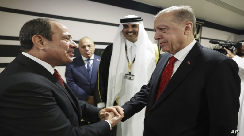 مصر: مصافحة السيسي وأردوغان كانت نقطة التحول لترفيع العلاقات الدبلوماسية