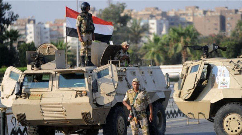 بالفيديو: الجيش المصري يلقي القبض على أمير "داعش" في مدينة بئر العبد بسيناء