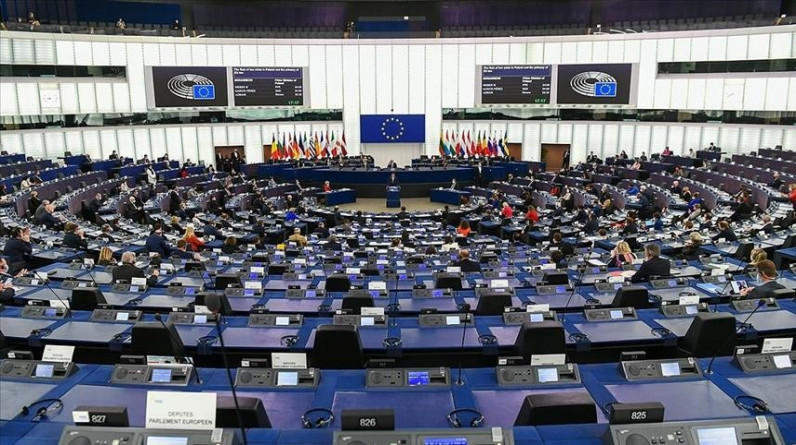 البرلمان الأوروبي يدعم منح أوكرانيا صفة المرشح لعضوية الاتحاد