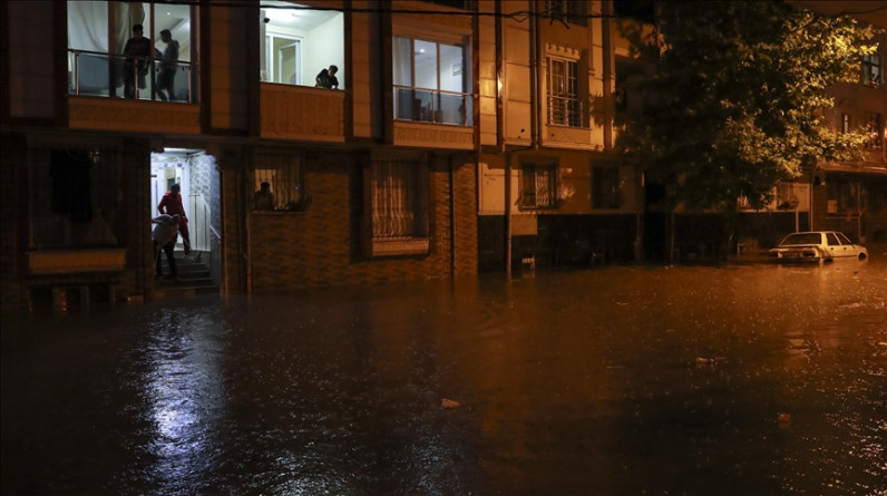 إسطنبول.. غرق عشرات المنازل والمحلات جراء السيول بعد  ليلة حافلة بوميض البرق