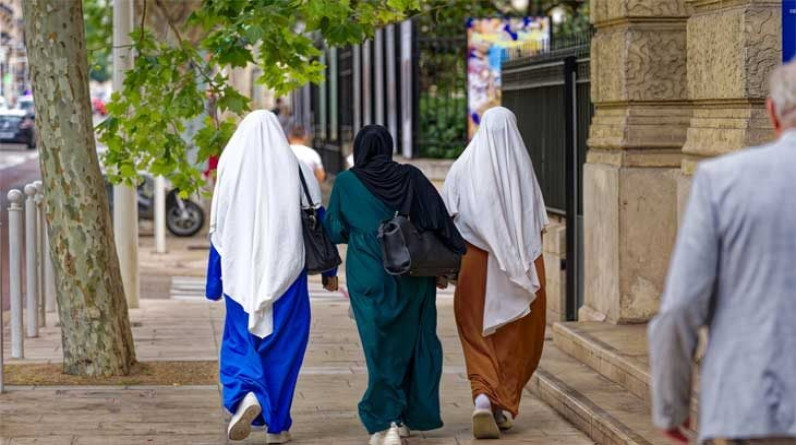 مثنى عبد الله يكتب: في فرنسا: حرب على العباءة بعد الحجاب