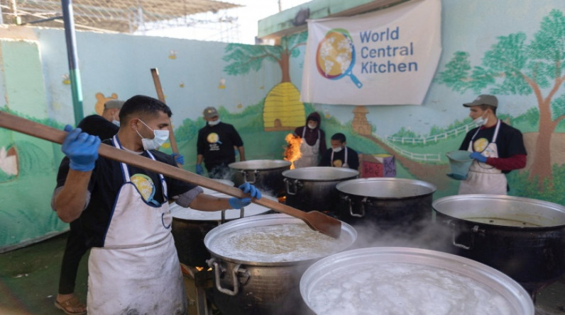 حماس تدين استهداف الاحتلال للعاملين في شركة المطبخ العالمي جنوب دير البلح