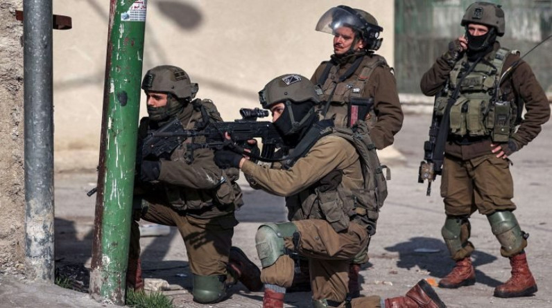 قوات الاحتلال تعتقل 12 فلسطينيا في الضفة بينهم قيادي في حماس