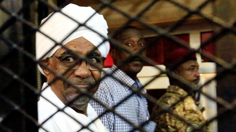مصادر تكشف لـ"CNN" مكان الرئيس السوداني المعزول عمر البشير