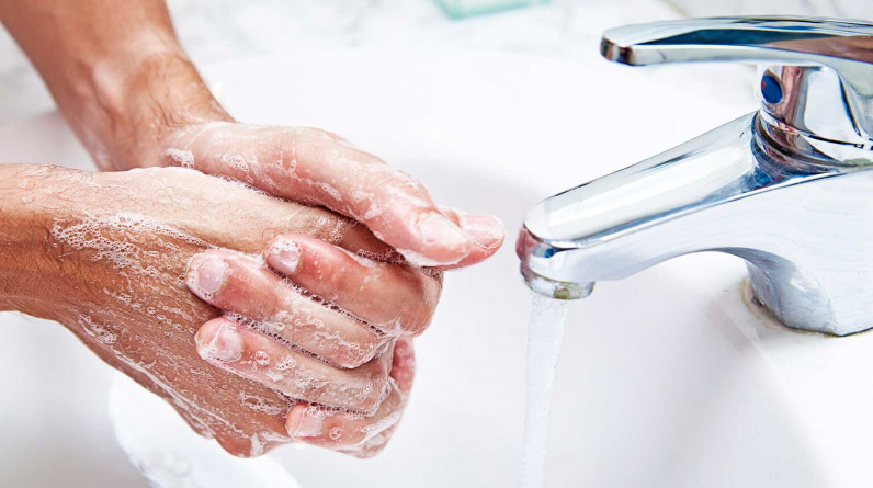 عالم بريطاني يحذر من عدم تجفيف الأيدي بعد الغسيل: 85% من الميكروبات تنتقل عن طريق الأيدي الرطبة