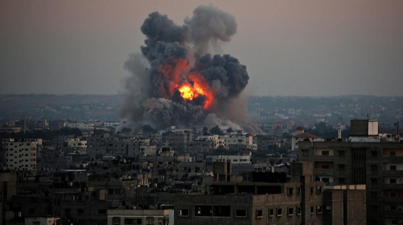 شن الطيران الحربي (الإسرائيلي) عصر اليوم الجمعة، سلسلة من الغارات على قطاع غزة.