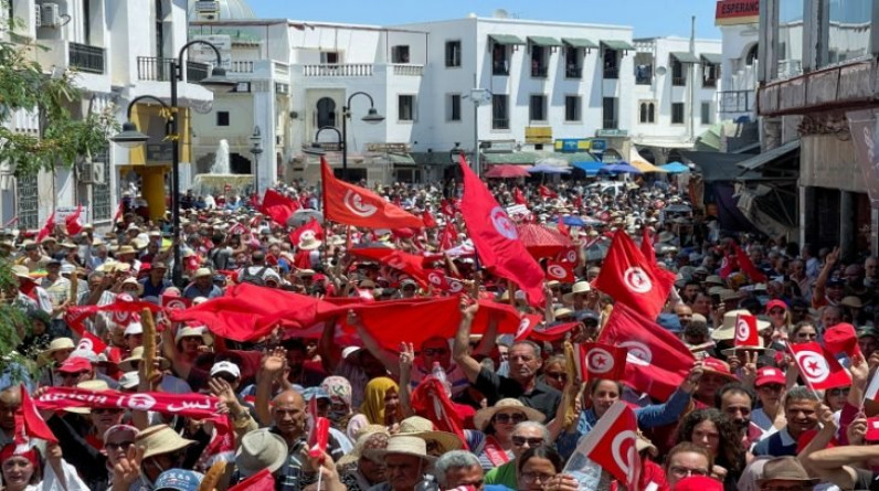 فورين أفيرز: النموذج الديمقراطي التونسي انتهى.. والشعب قادر على التخلص الطاغية لو اتحد