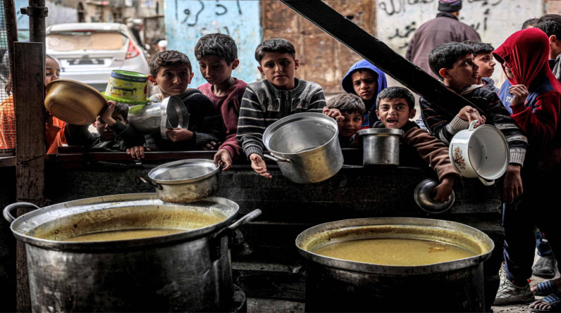رحلة البحث عن الطعام لم تتوقف والموت يطارد الجميع في شمال غزة