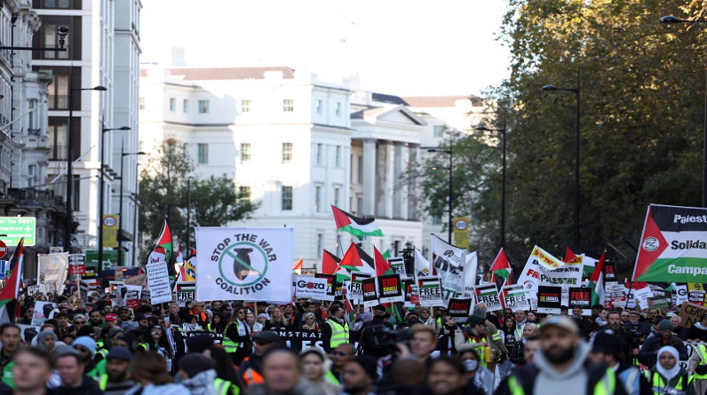 في تحدٍ للحكومة.. مئات الآلاف يتظاهرون في لندن لنصرة فلسطين (صور وفيديو)